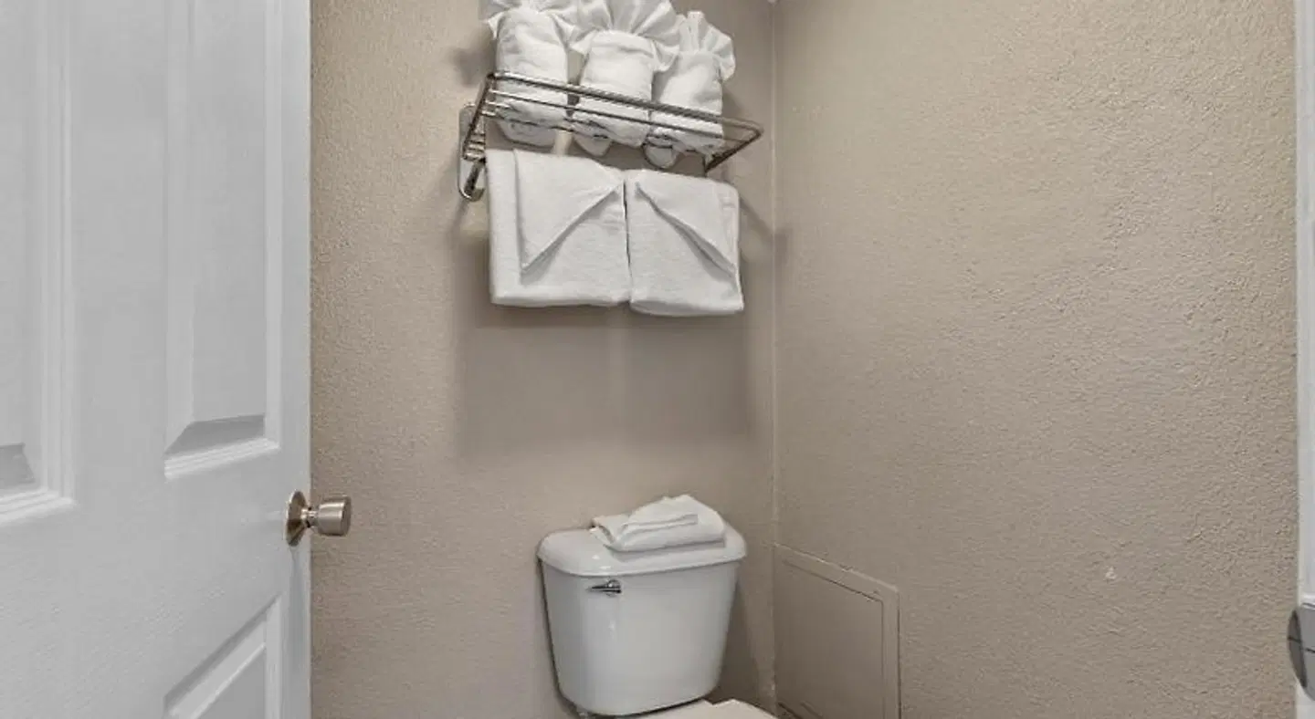 Econo Lodge Inn and Suites Beach Front Central Badezimmer