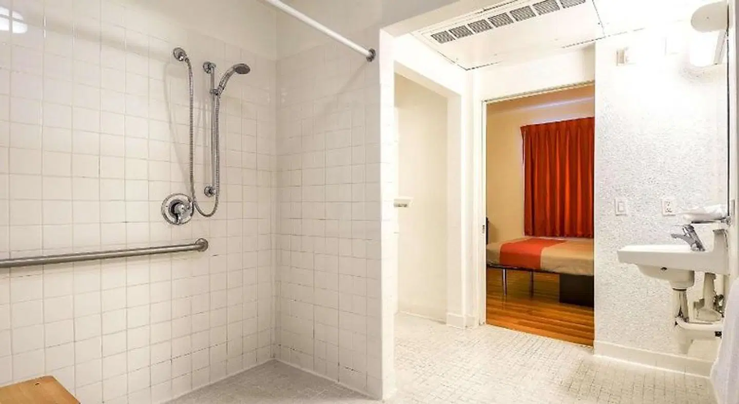 Motel 6 San Diego, CA - Downtown Badezimmer