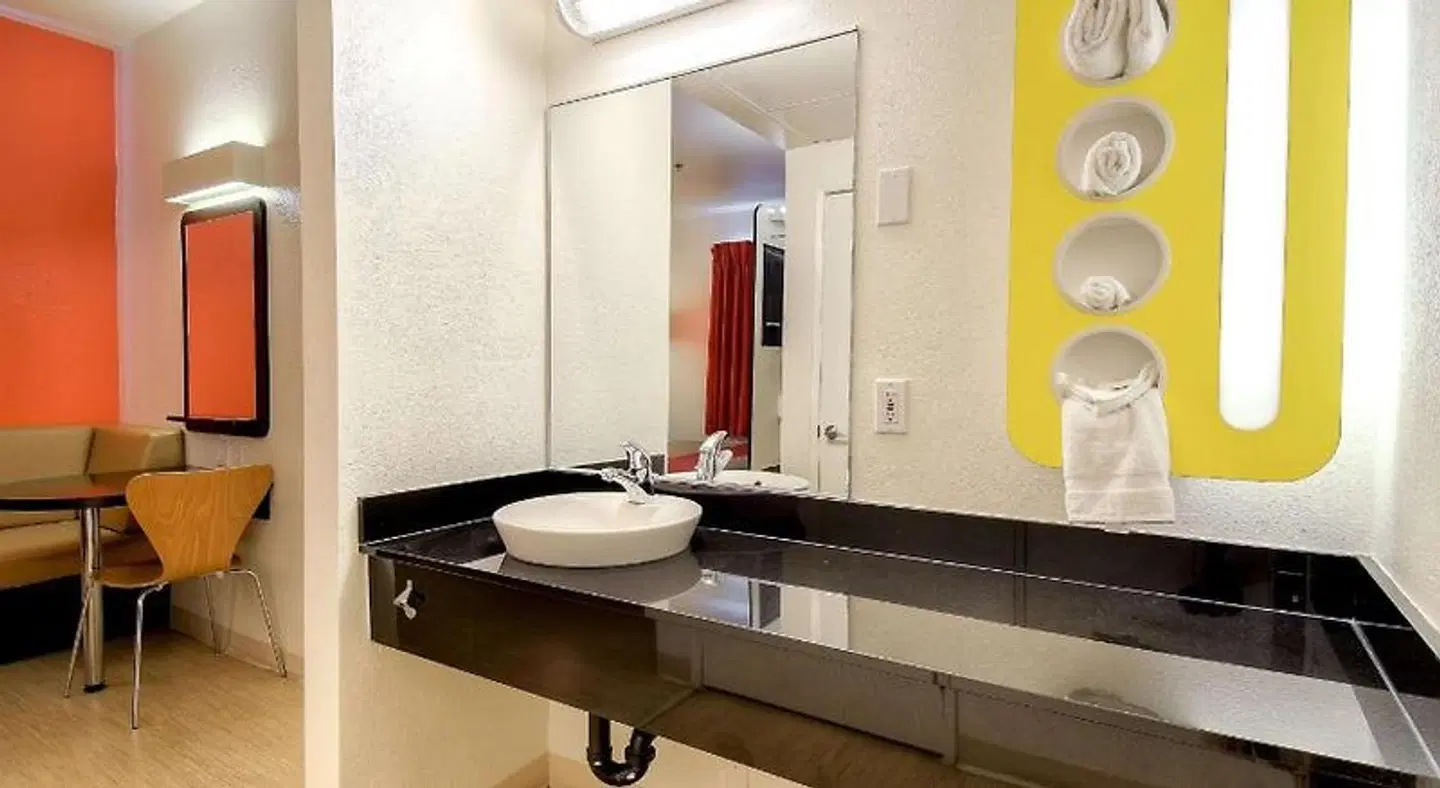 Motel 6 San Diego, CA - Downtown Badezimmer