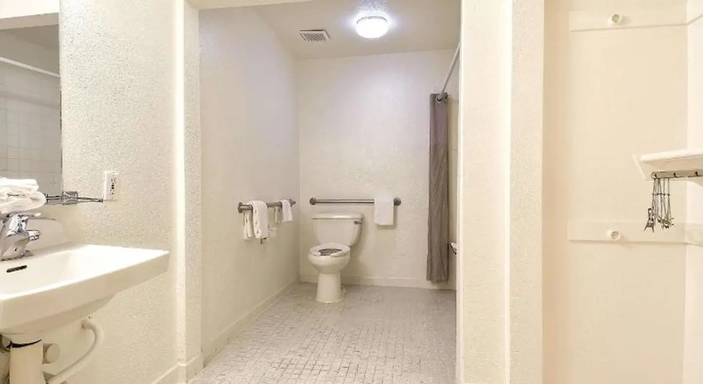 Motel 6 San Diego, CA - Downtown Badezimmer