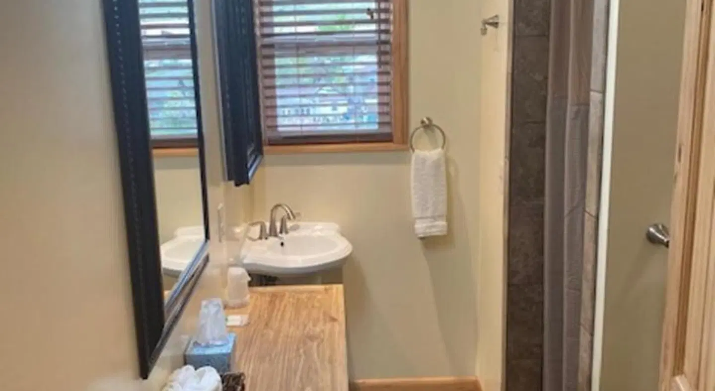Yellowstone Riverside Cottages Badezimmer