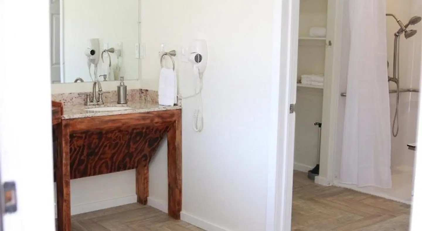 Hurricane Hideaway Lodging Badezimmer