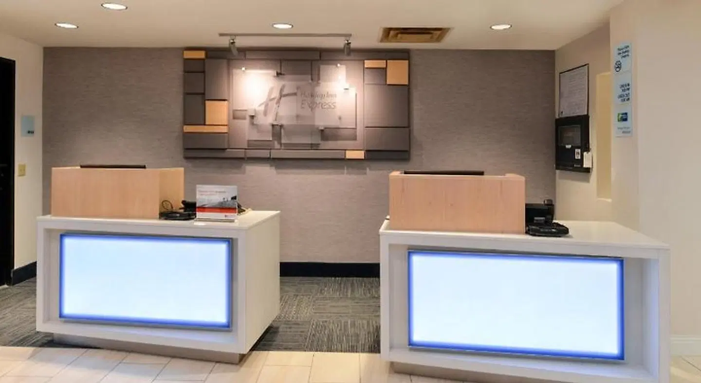 Holiday Inn Express & Suites Raleigh NE - Medical Ctr Area by IHG LOUNGE_LOBBY