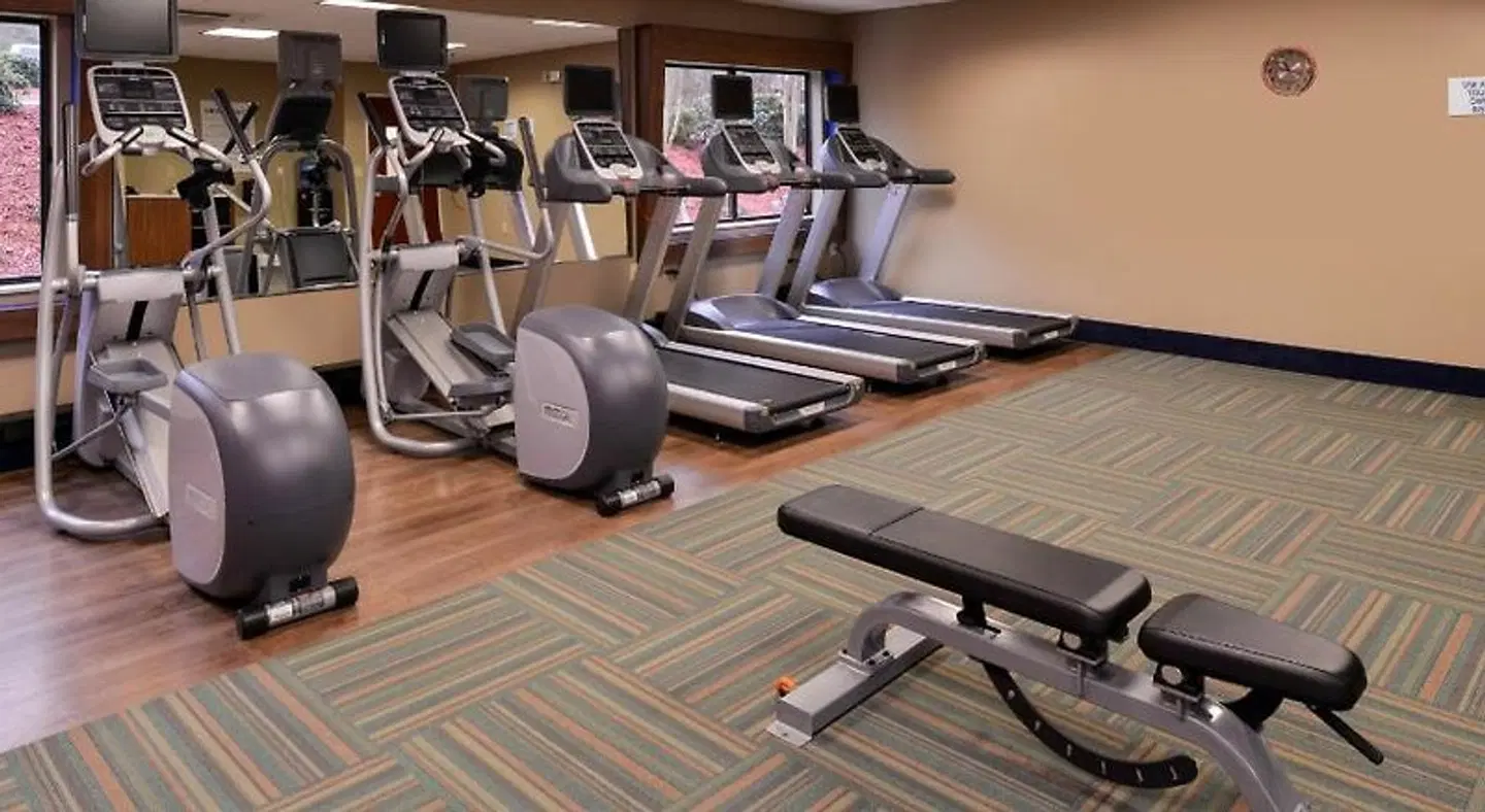 Holiday Inn Express & Suites Raleigh NE - Medical Ctr Area by IHG SPORTS_AND_LEISURE