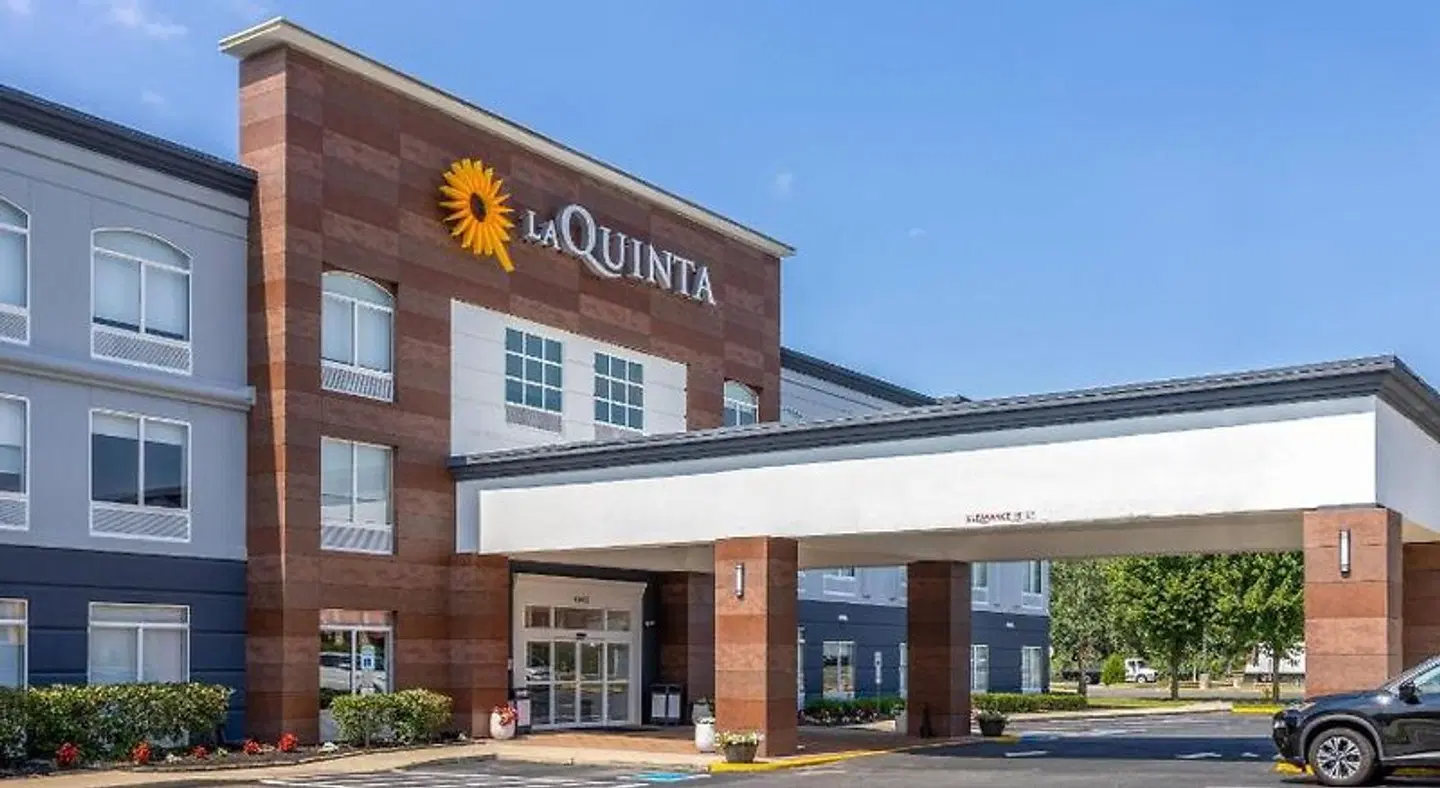 La Quinta Inn & Suites by Wyndham Mt. Laurel - Philadelphia EXTERIOR