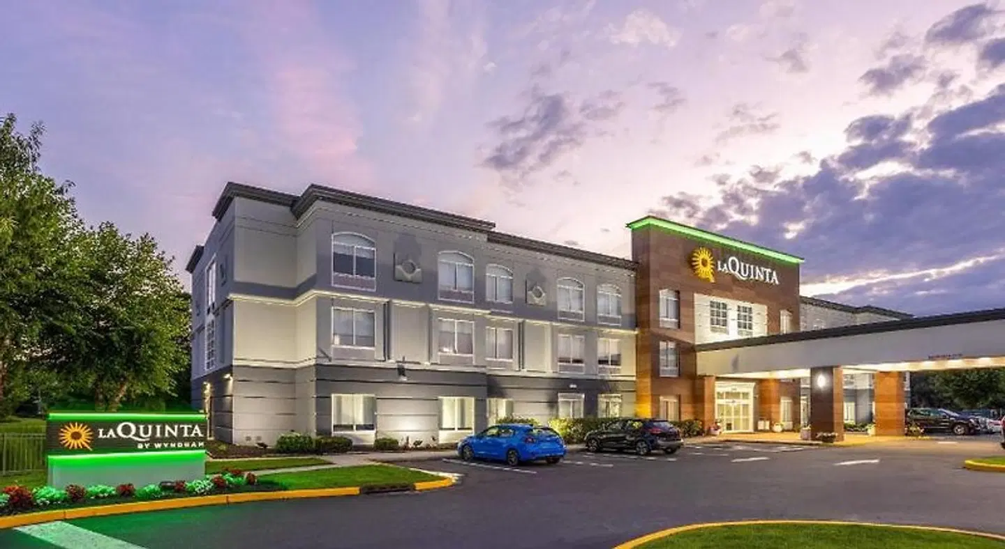 La Quinta Inn & Suites by Wyndham Mt. Laurel - Philadelphia EXTERIOR