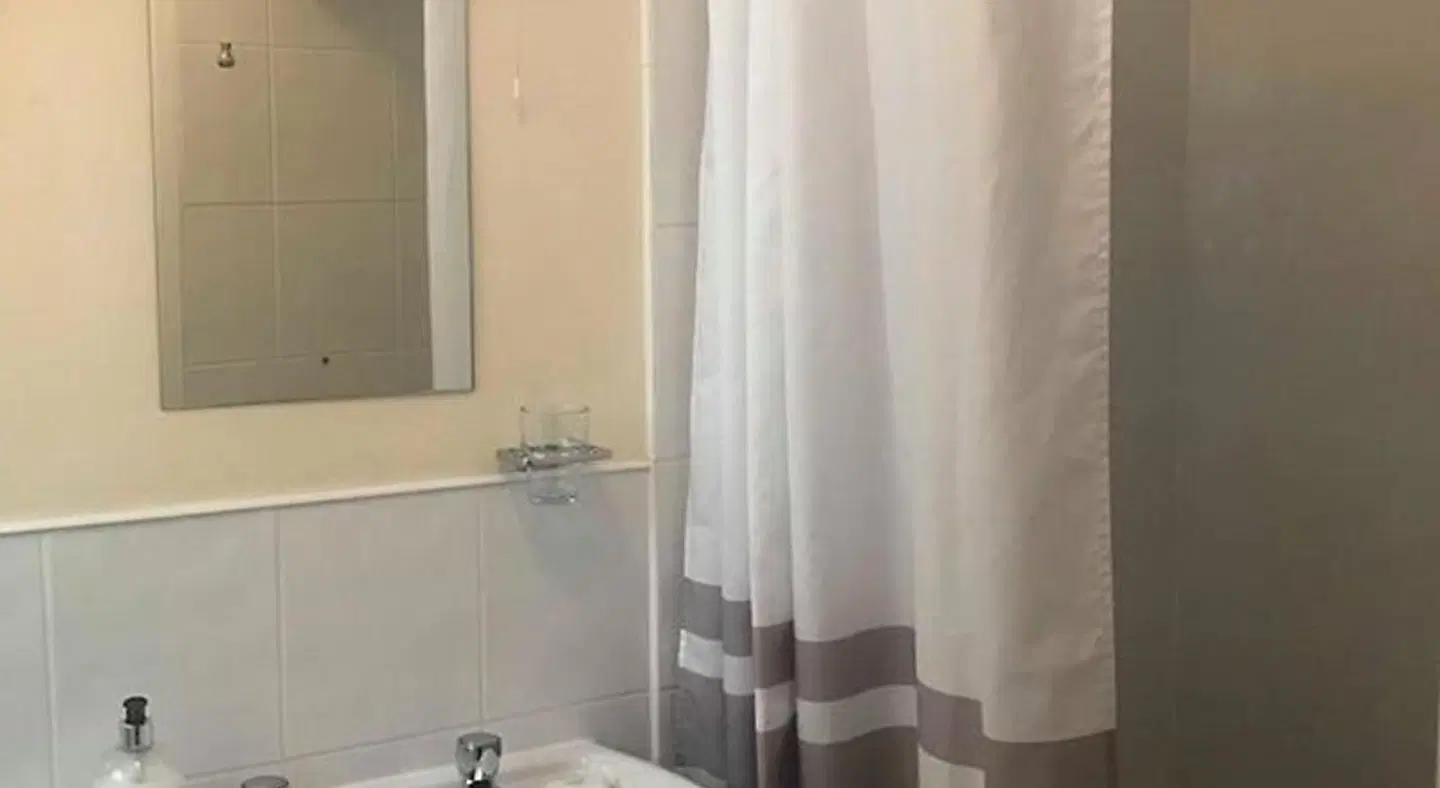 Bridgeside Guest House - B&B Badezimmer