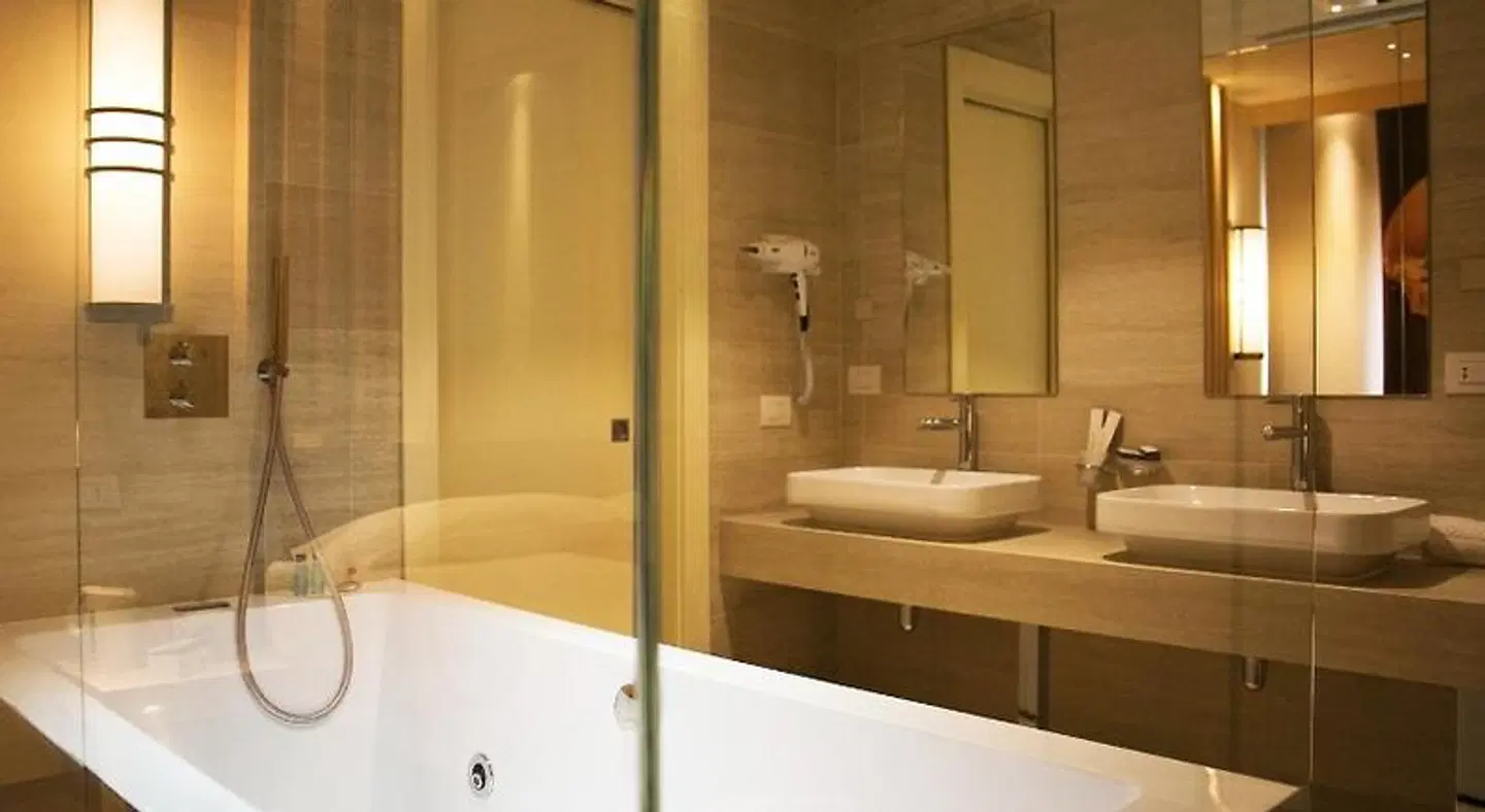 EGM HOTEL Badezimmer