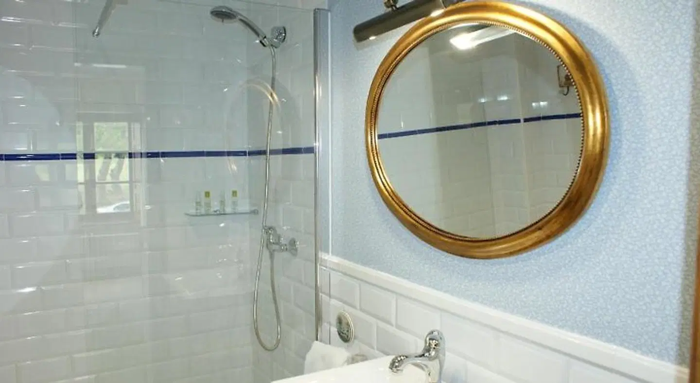 Hotel Colonial de Santillana Badezimmer