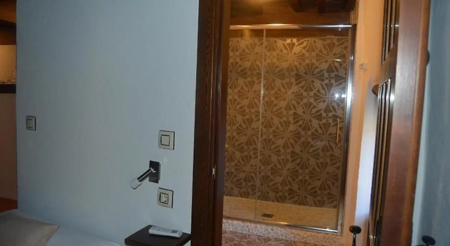Vía Cáparra Badezimmer
