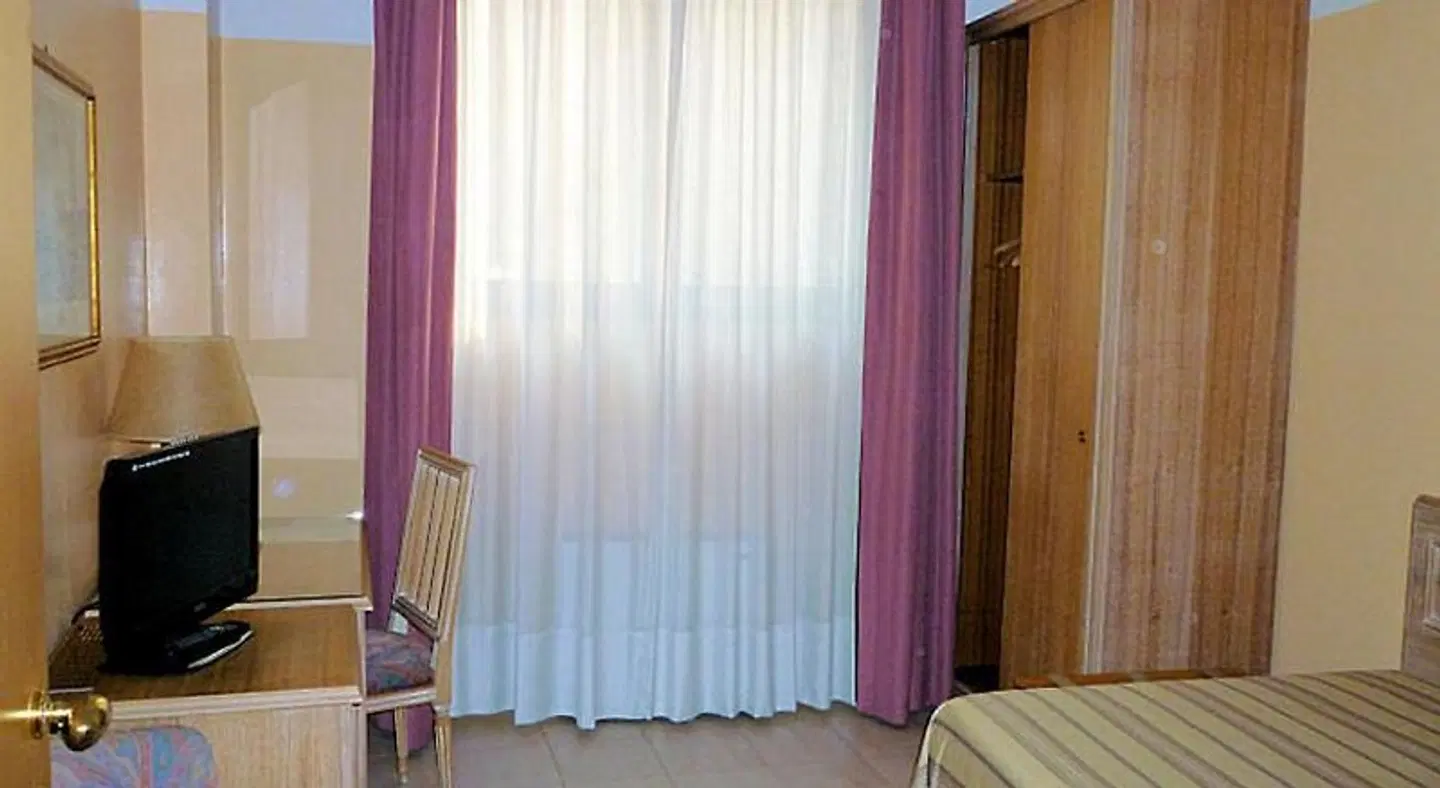 Ascot ROOM_EXAMPLE