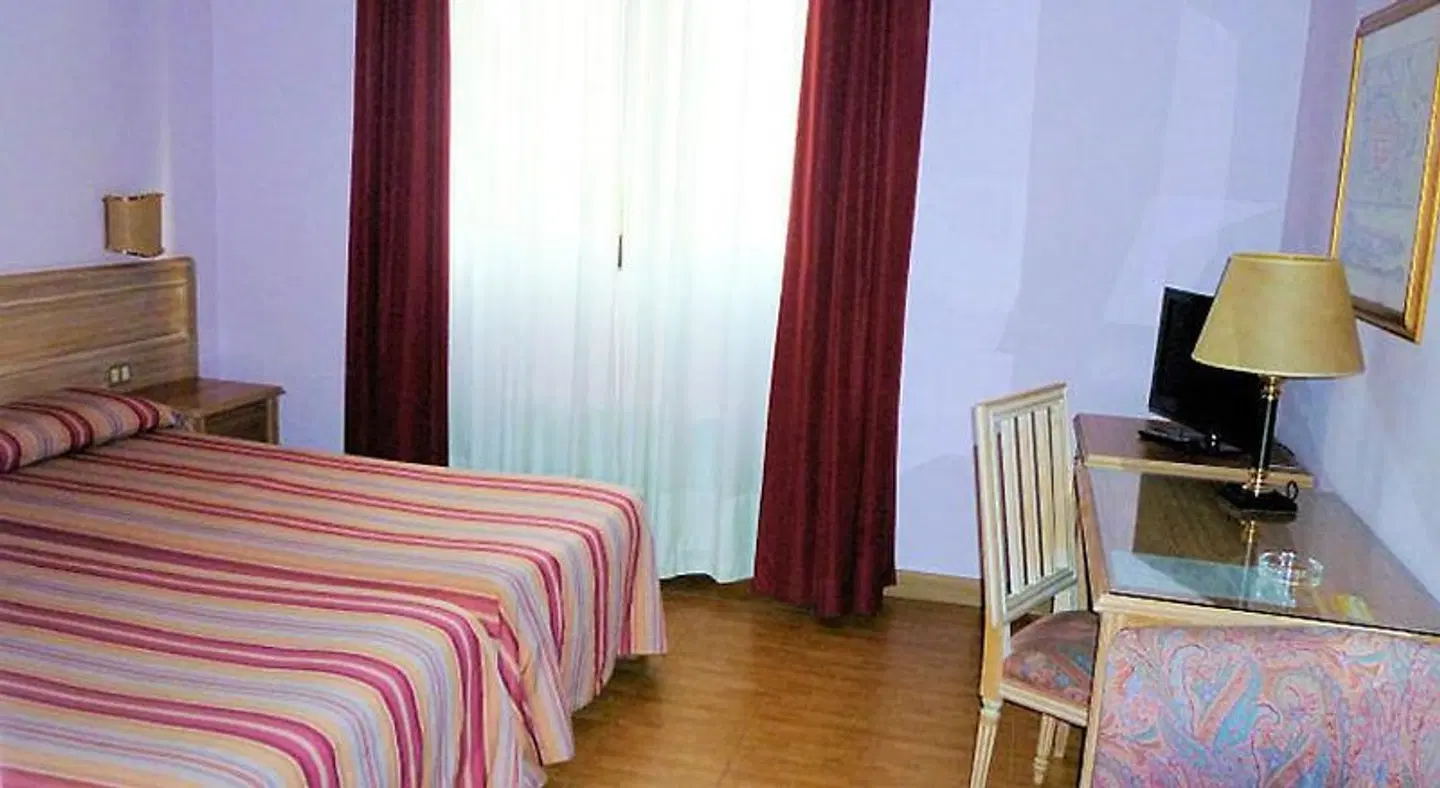 Ascot ROOM_EXAMPLE
