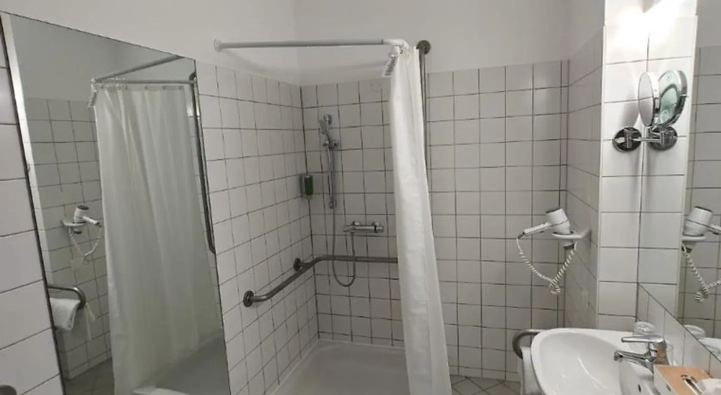 Gartenhotel Altmannsdorf Badezimmer