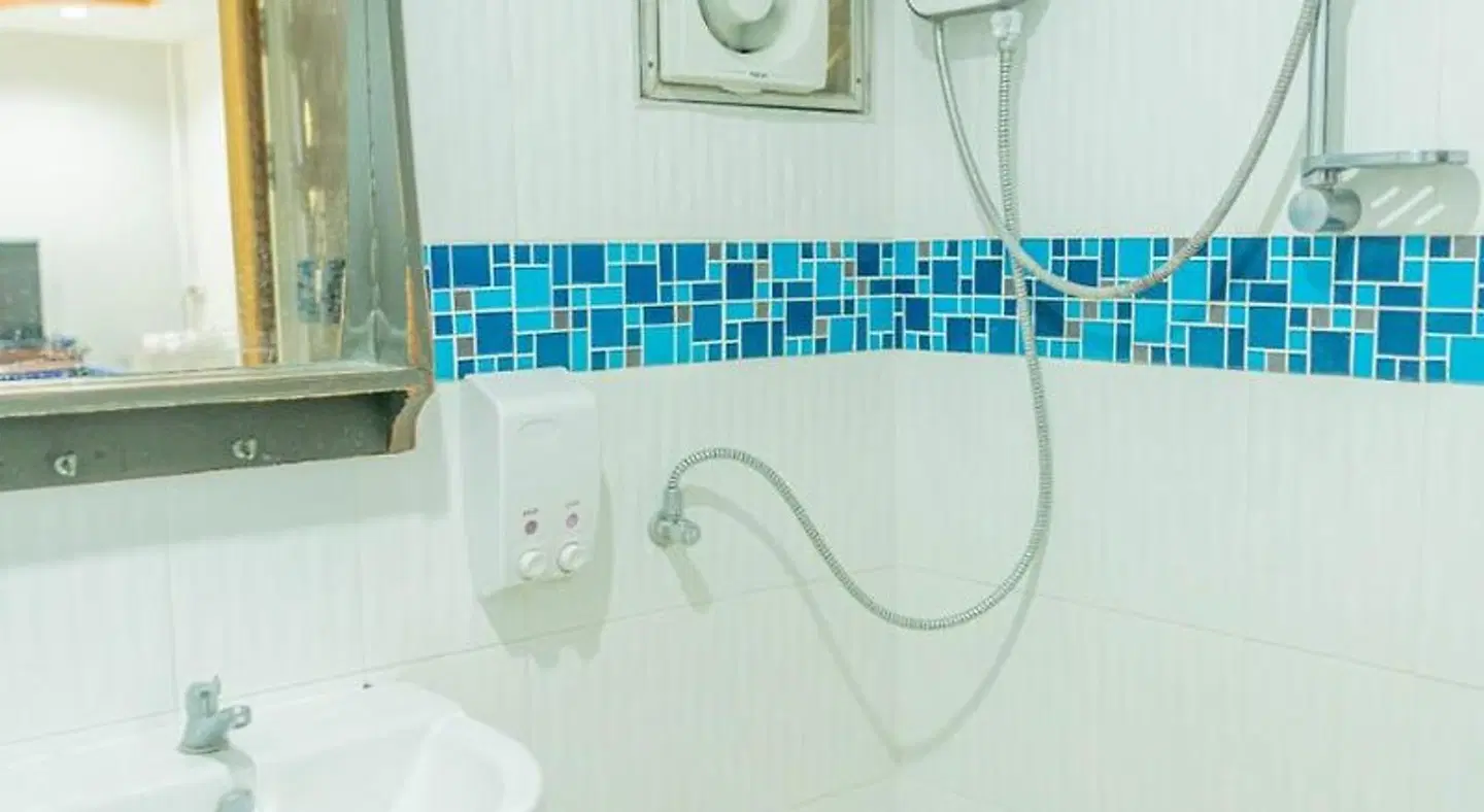 Apinya Resort Bangsaray Badezimmer