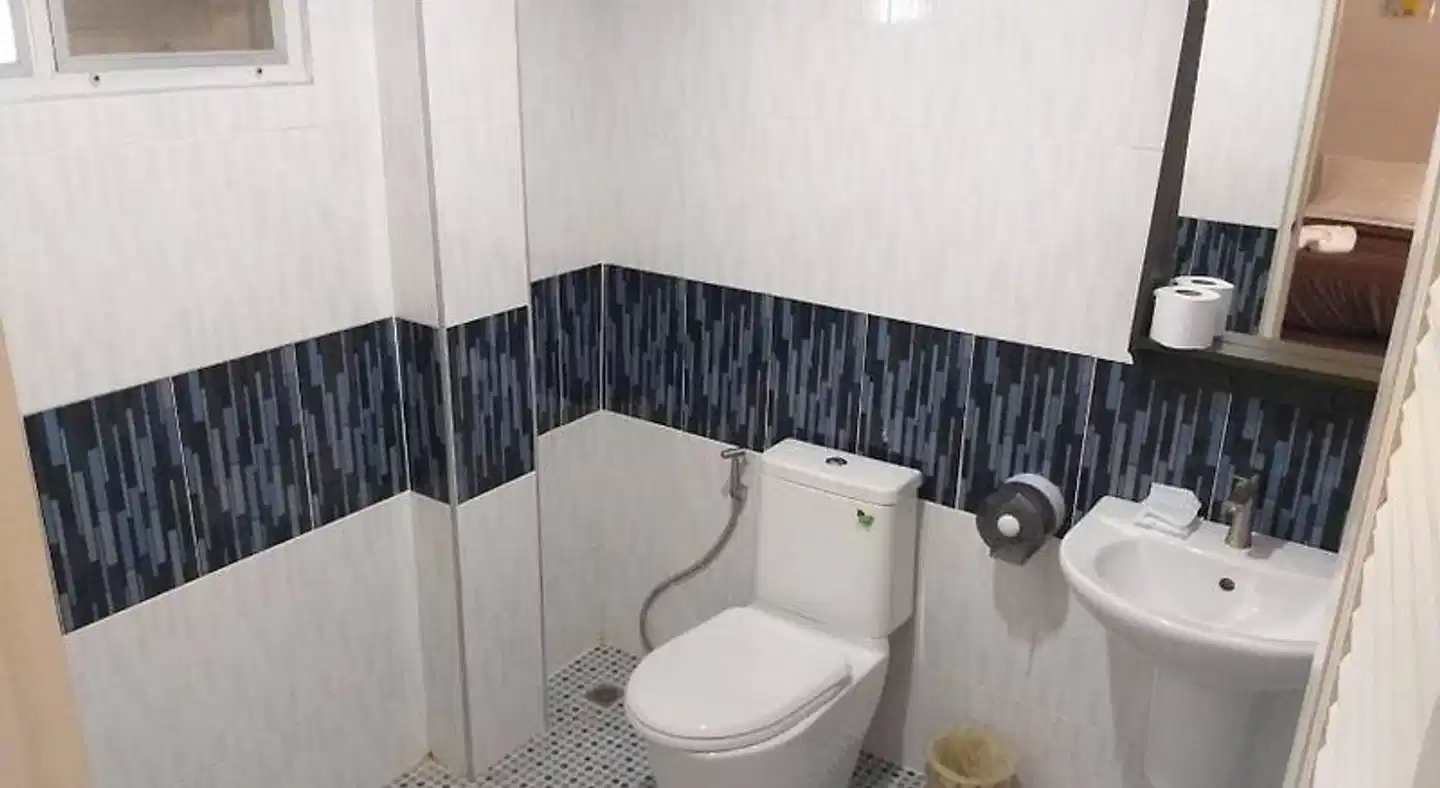 Apinya Resort Bangsaray Badezimmer