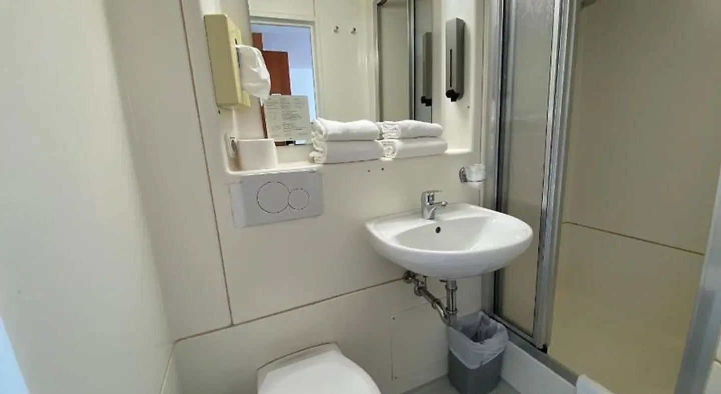 AMEDIA Express Sattledt Badezimmer