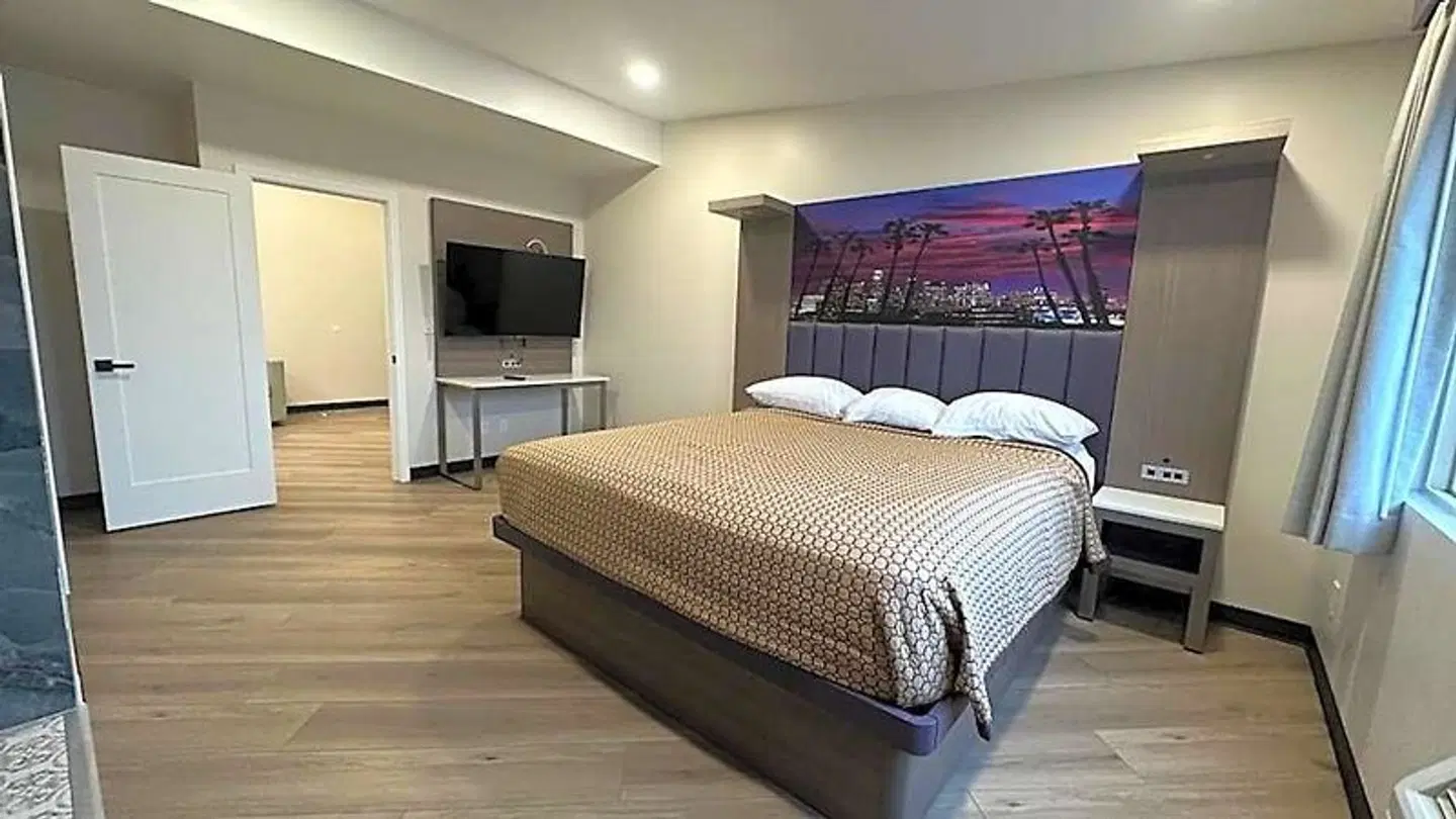 Super 8 by Wyndham Costa Mesa/Newport Beach Area ROOM_EXAMPLE