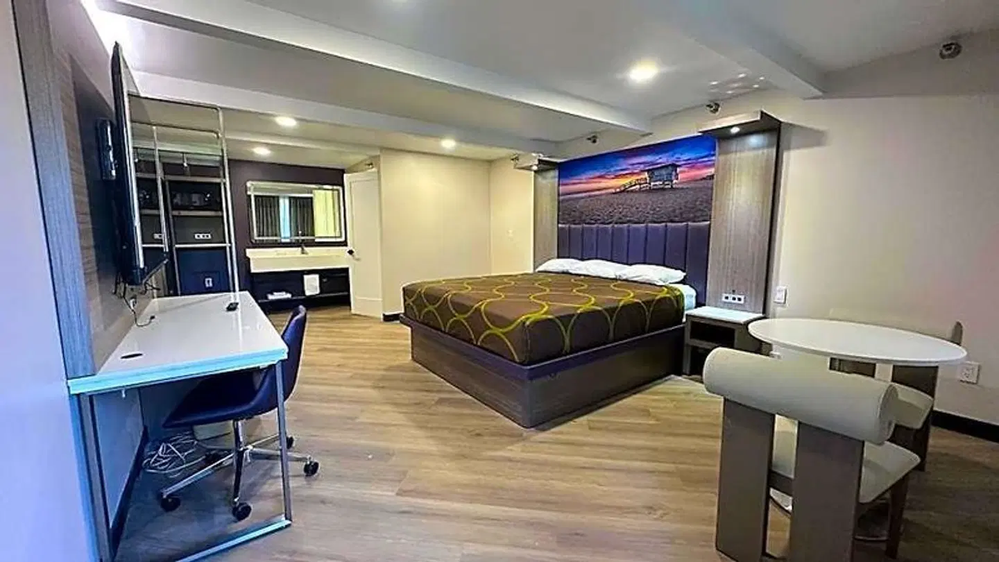 Super 8 by Wyndham Costa Mesa/Newport Beach Area ROOM_EXAMPLE