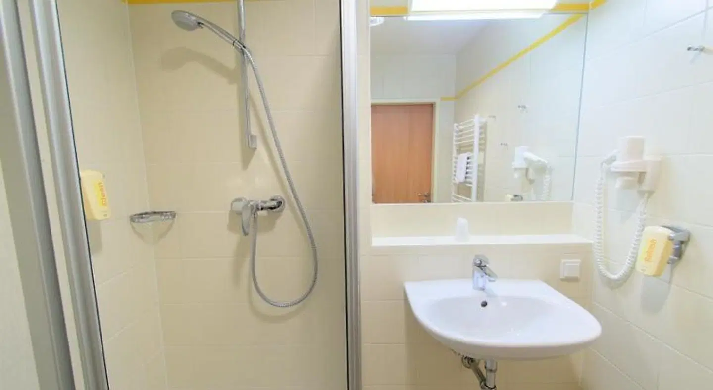 JUFA Donnersbachwald Almerlebnisdorf Badezimmer