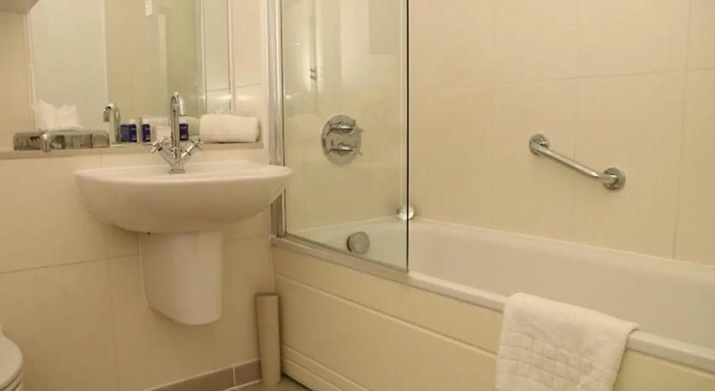 PREMIER SUITES PLUS Bristol Cabot Badezimmer