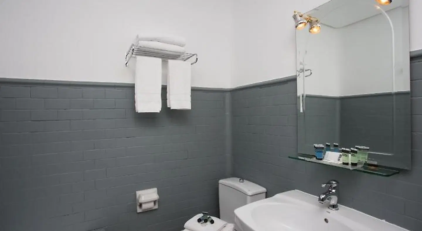 Casual Madrid del Teatro Badezimmer