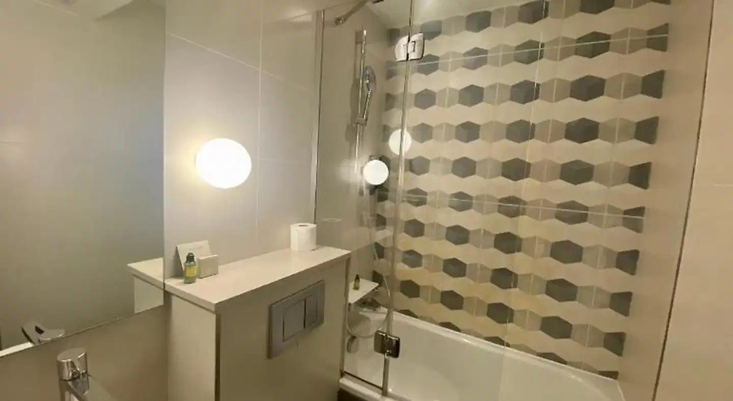 Yllen Eiffel Badezimmer