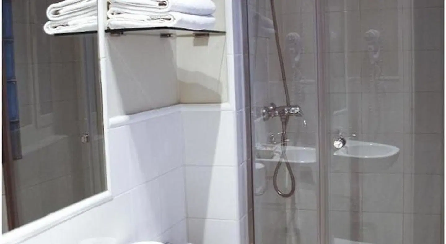 Hostal Madrid Badezimmer
