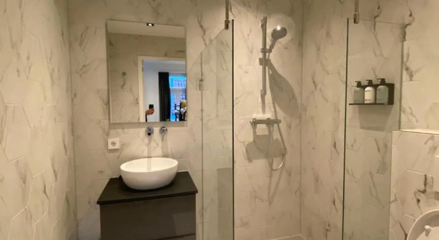 Damrak Short Stay Amsterdam Badezimmer