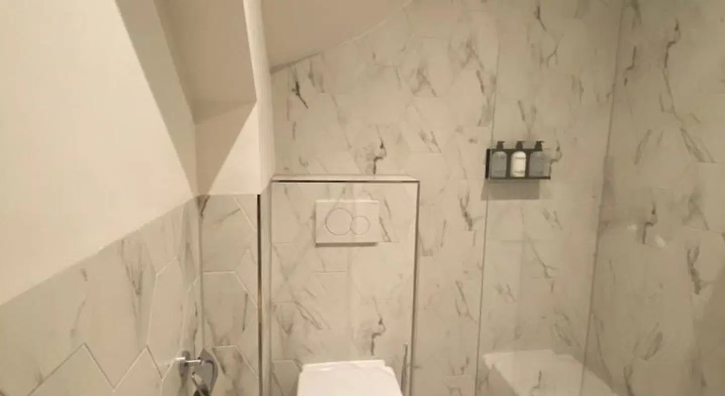 Damrak Short Stay Amsterdam Badezimmer