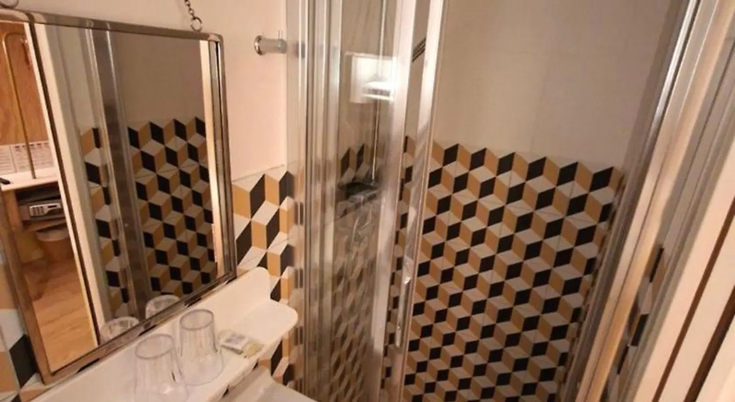 Caulaincourt Montmartre by Hiphophostels Badezimmer