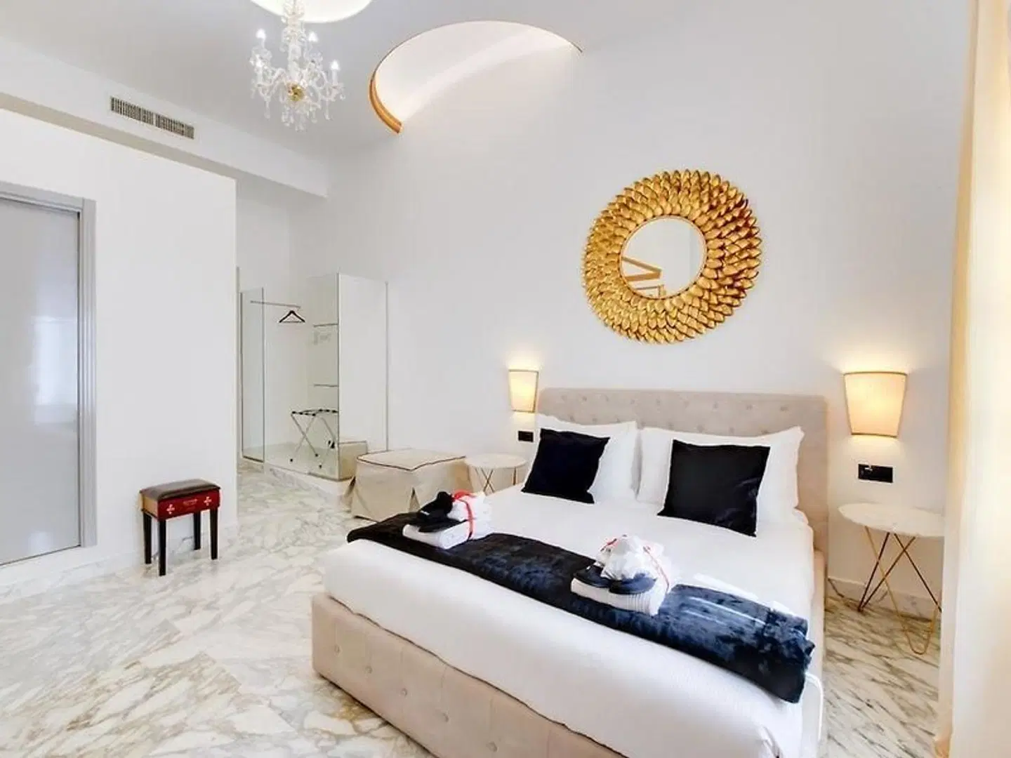 Queen Palace Suites ROOM_EXAMPLE