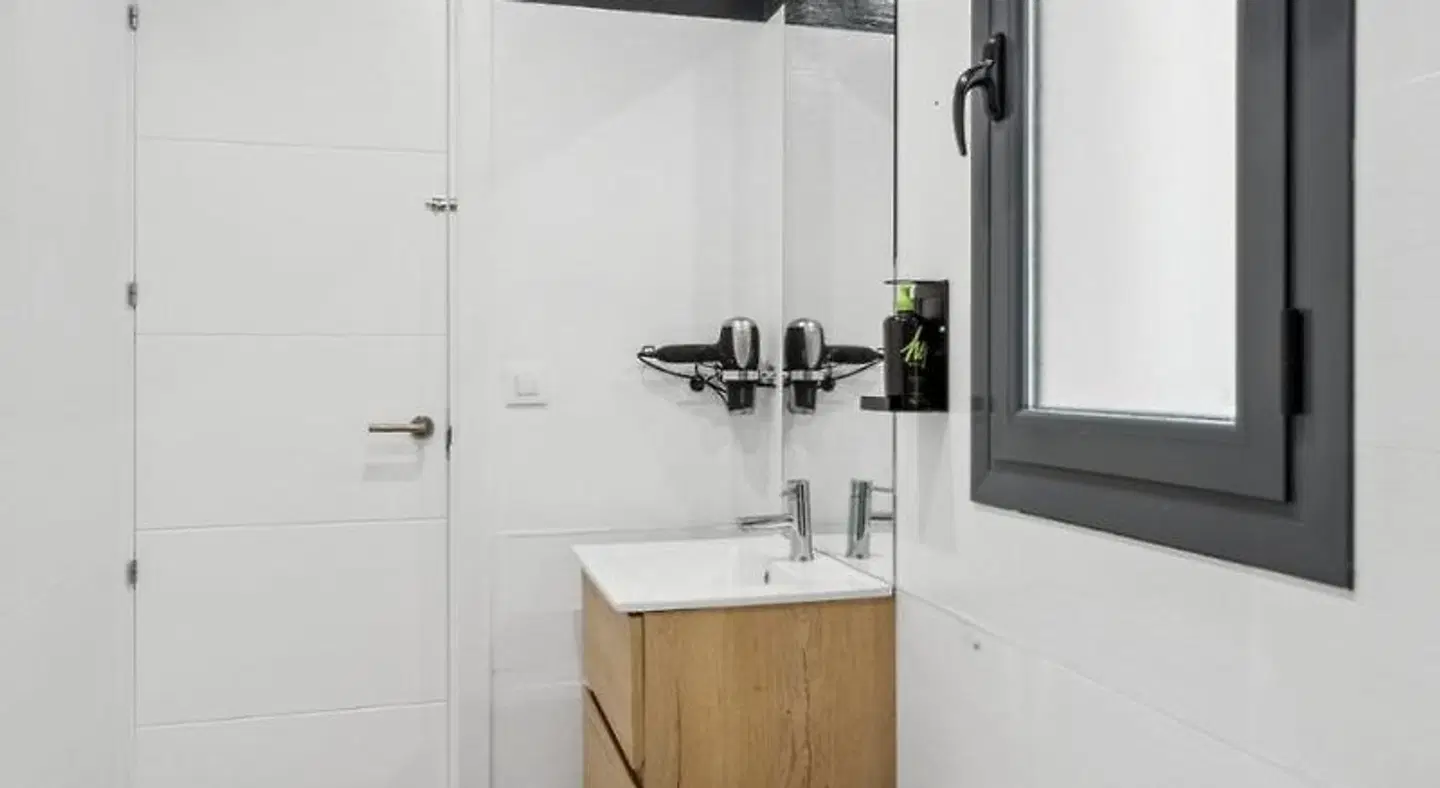 limehome Madrid Calle de la Paloma Badezimmer