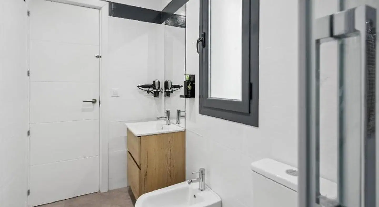 limehome Madrid Calle de la Paloma Badezimmer