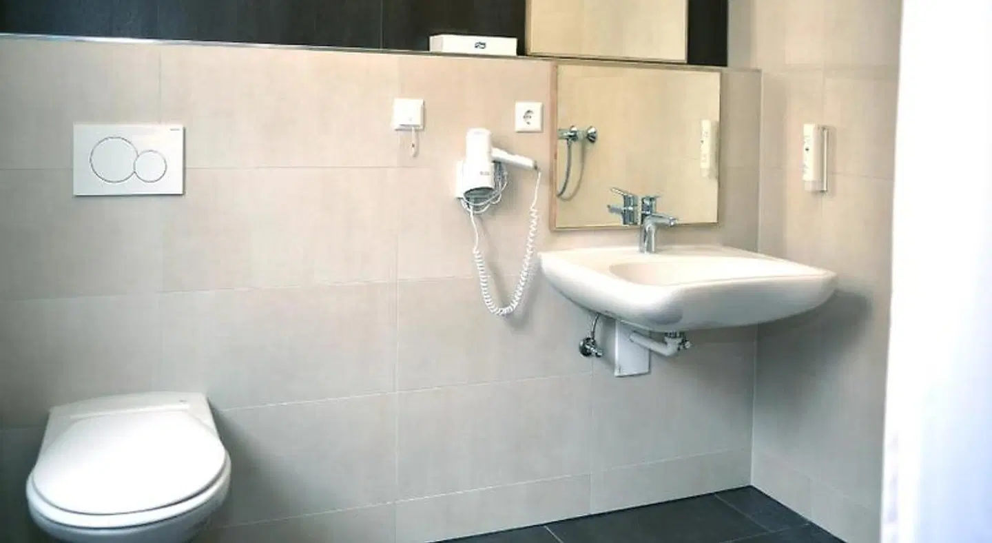 R & J Hotel Badezimmer