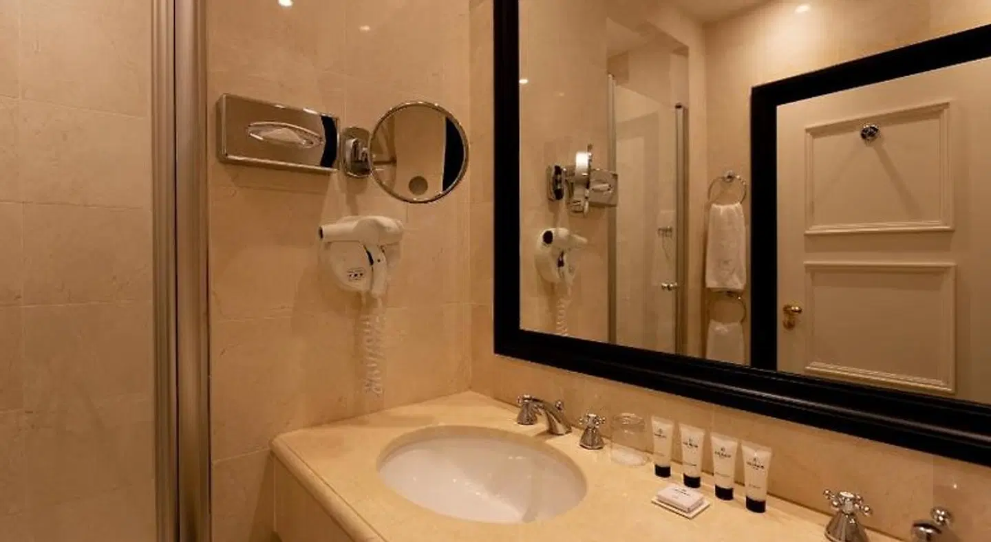 Hôtel West-End Badezimmer