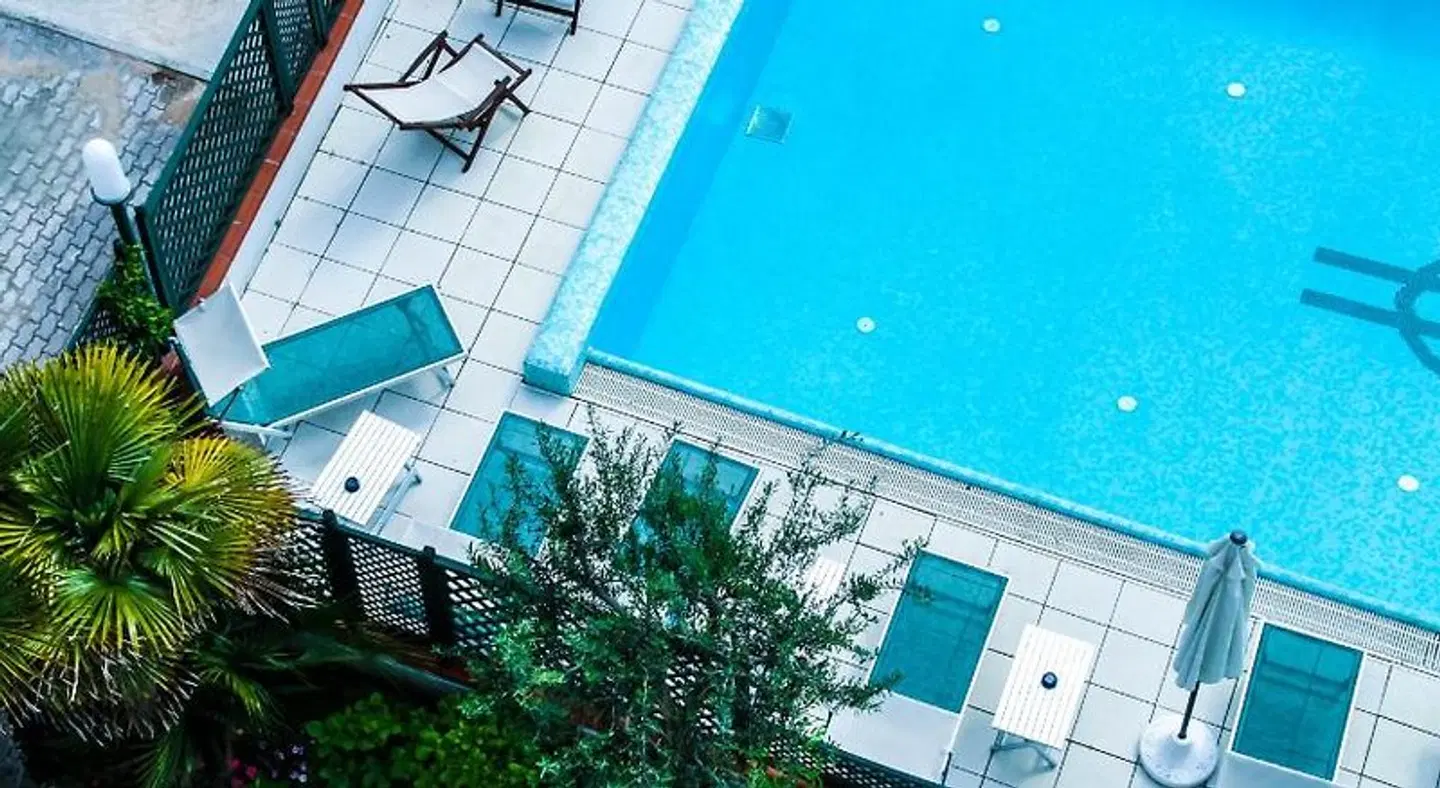Gaby OUTDOOR_POOL