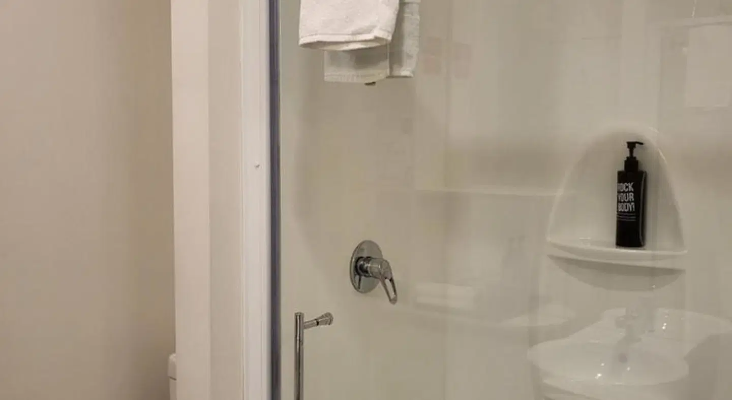 ibis Sydney Barangaroo Badezimmer