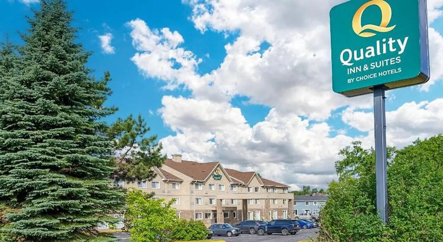 QUALITY INN & SUITES BATHURST E EXTERIOR