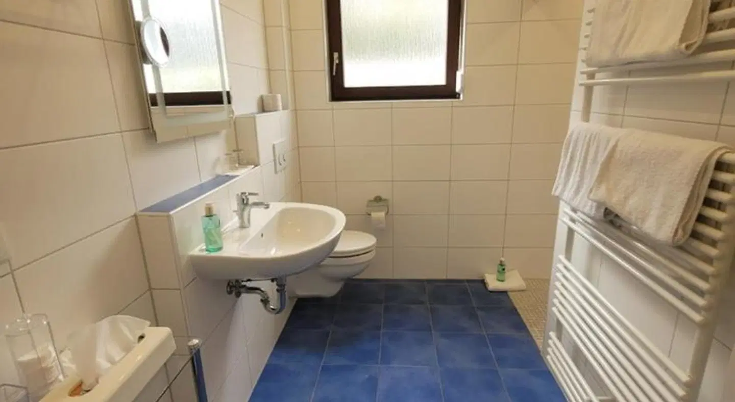 Gästehaus Burgberg, Weinhaus Fries Badezimmer