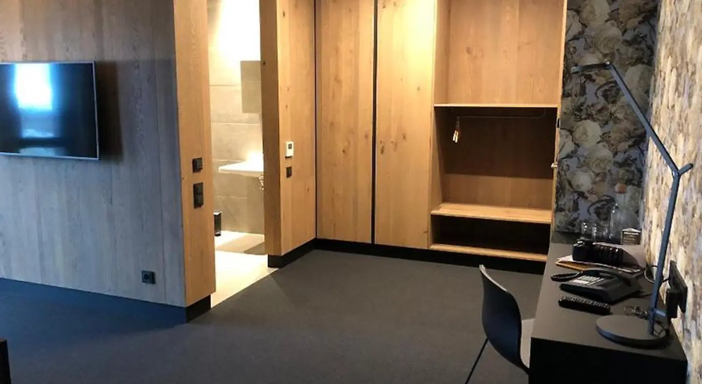 back stage ROOM_EXAMPLE