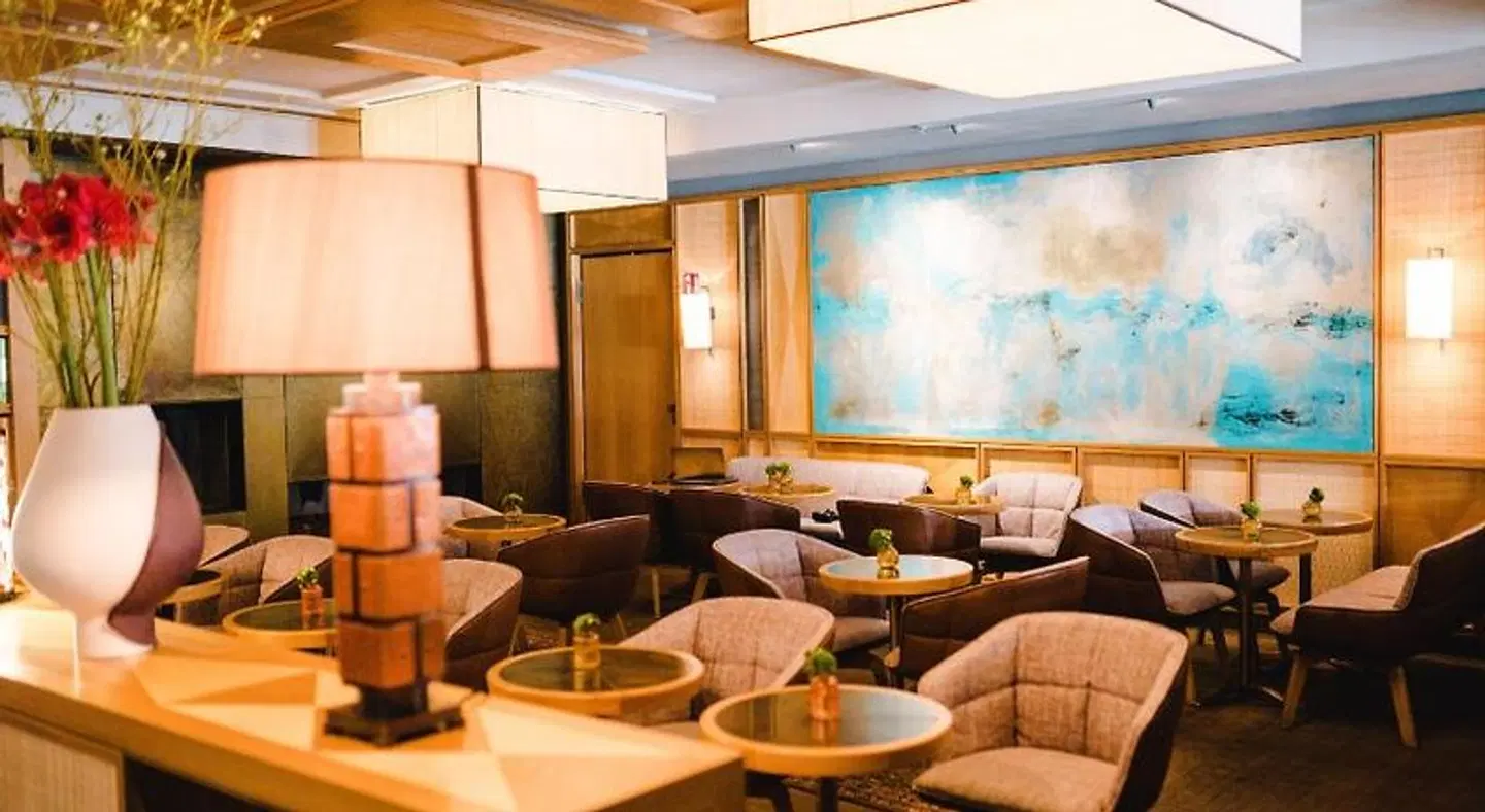 Louis LOUNGE_LOBBY