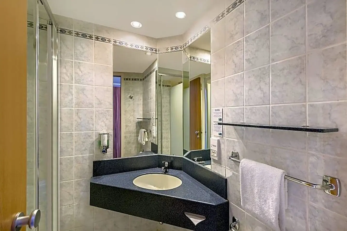 Premier Inn Essen City Limbecker Platz Hotel Badezimmer