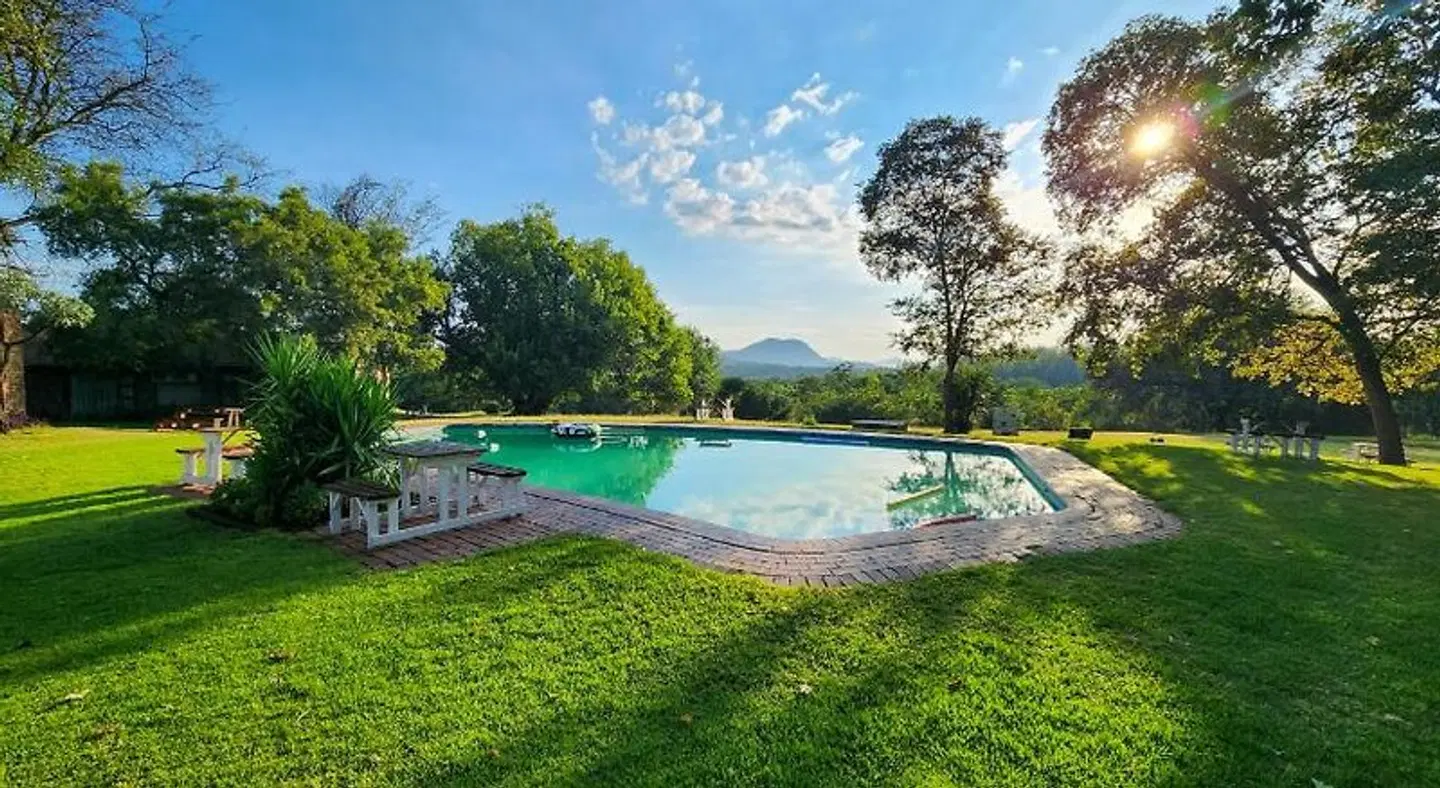 The Venue Country Hotel OUTDOOR_POOL