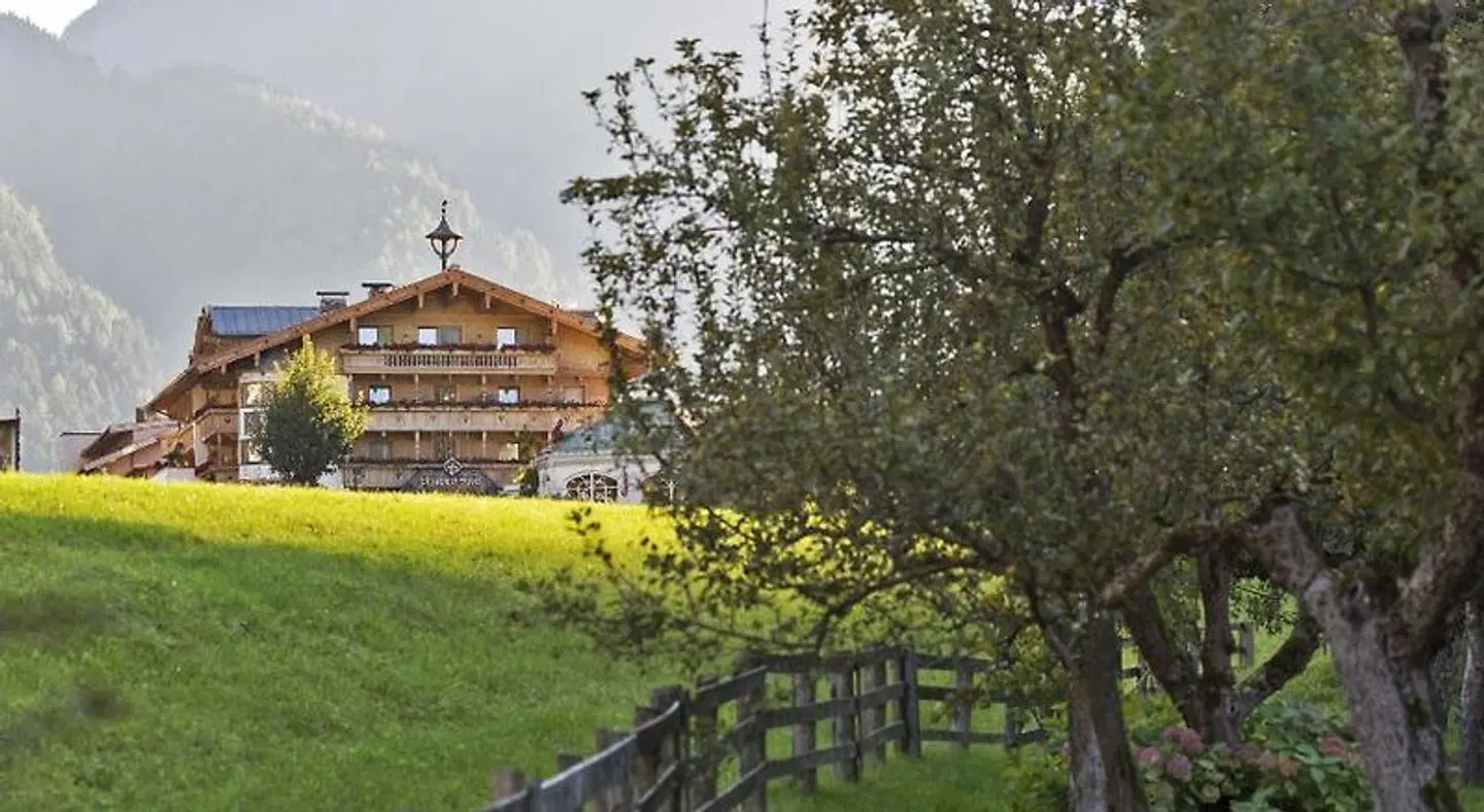 Elisabeth EXTERIOR