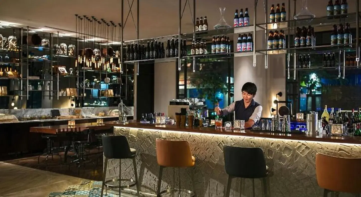 Renaissance Riverside Hotel Saigon Bar