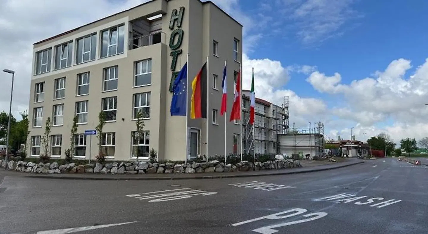 Highway-Hotel EXTERIOR
