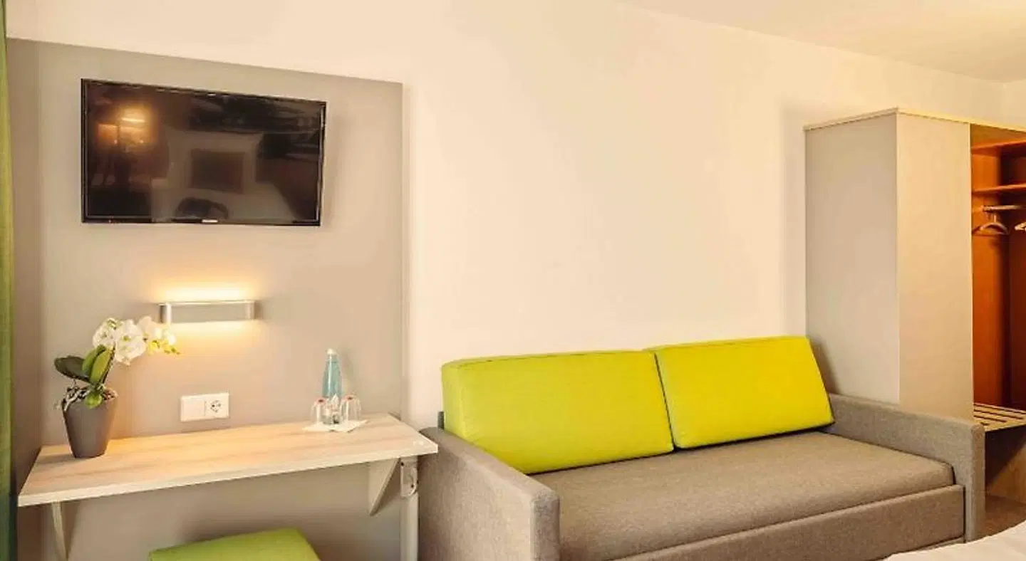 Highway-Hotel ROOM_EXAMPLE
