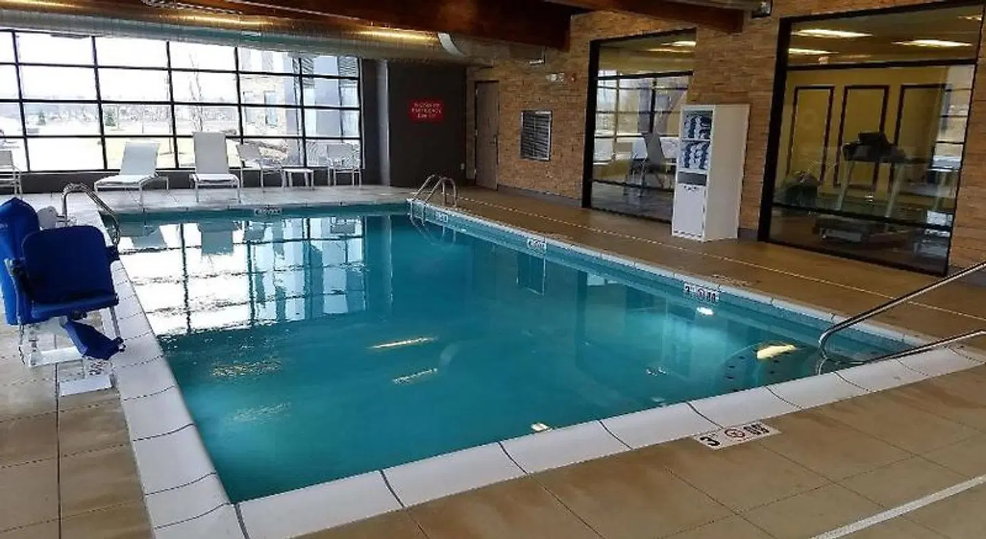Country Inn & Suites by Radisson, Lawrence, KS Hallenbad