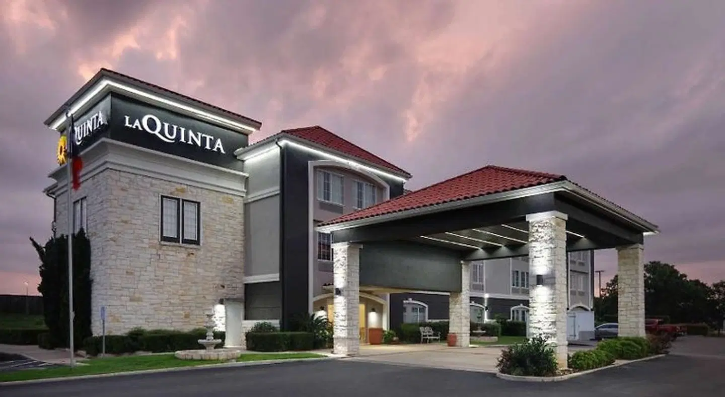 La Quinta Inn & Suites by Wyndham Fredericksburg EXTERIOR