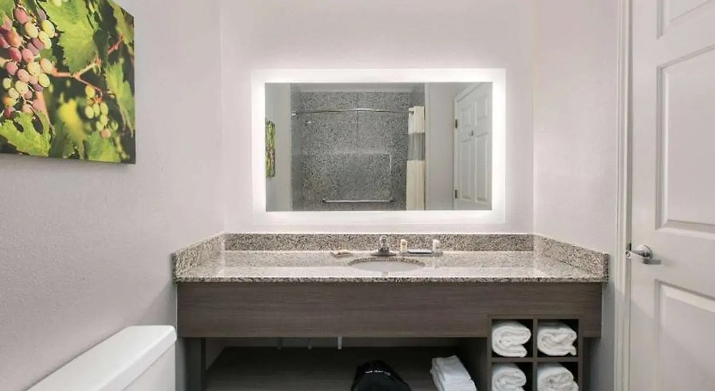 La Quinta Inn & Suites by Wyndham Fredericksburg Badezimmer